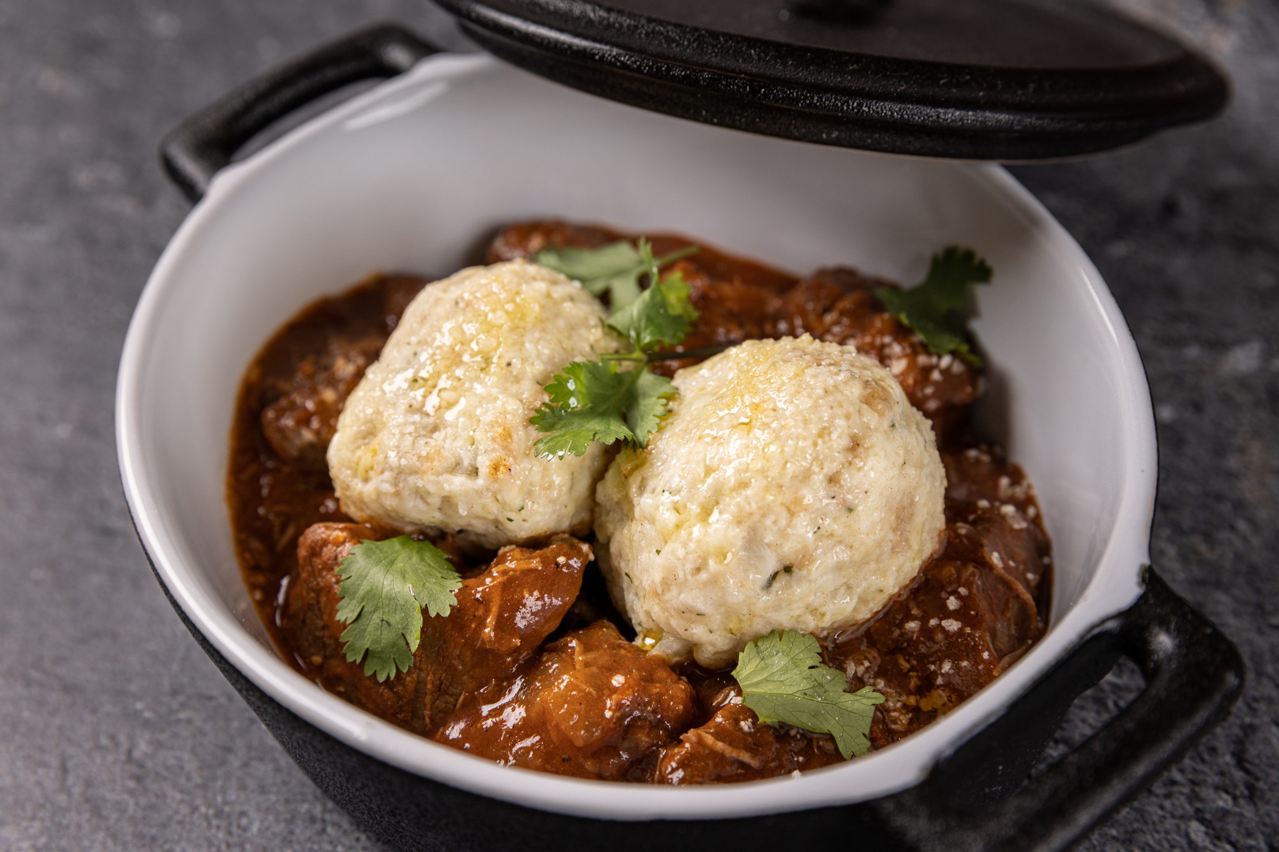 Canederli con gulasch di cervo